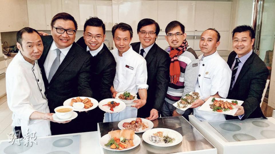 綠領行動總幹事何漢威(右三)為新鴻基轄下屋苑會所做廚餘審核,找出最常見的廚餘。廚師只要花一點心思,便可以將廚餘變成新菜式,一方面減少廚餘運往堆填區,亦可節省食材開支,新菜式還帶來經濟效益,可謂一舉多得。(馬耀森攝)(明報製圖) 綠領行動總幹事何漢威(右三)為新鴻基轄下屋苑會所做廚餘審核,找出最常見的廚餘。廚師只要花一點心思,便可以將廚餘變成新菜式,一方面減少廚餘運往堆填區,亦可節省食材開支,新菜式還帶來經濟效益,可謂一舉多得。(馬耀森攝)(明報製圖)