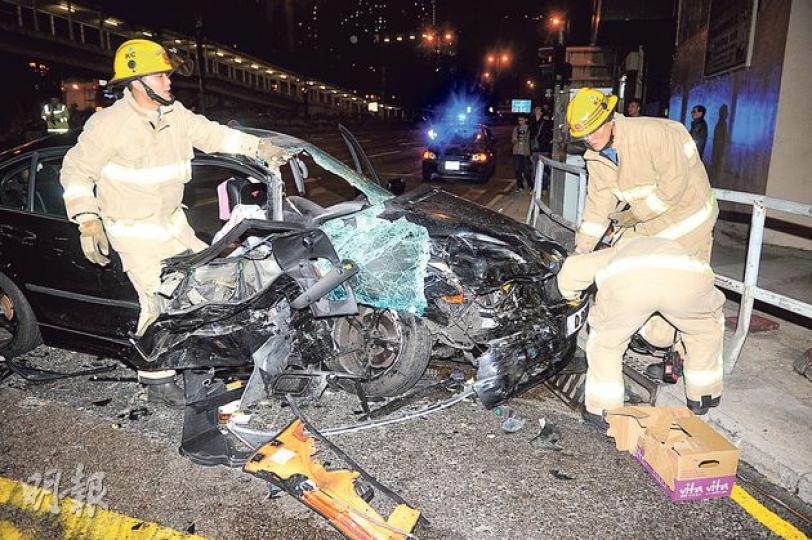 寶馬房車為逃避警方截查衝燈逃走,連環撞向兩車後嚴重損毁,男司機一度被困,獲救後涉3宗罪被捕。(林智傑攝) 寶馬房車為逃避警方截查衝燈逃走,連環撞向兩車後嚴重損毁,男司機一度被困,獲救後涉3宗罪被捕。(林智傑攝)