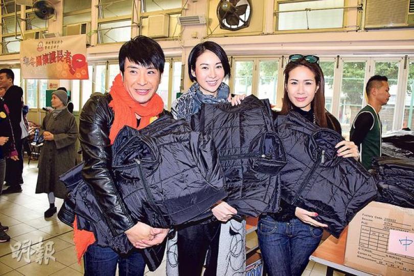 梁思浩(左起)、莊思敏及莊思明昨日到油麻地社區中心派發物質給長者送暖。(攝影:梁迺楠) 梁思浩(左起)、莊思敏及莊思明昨日到油麻地社區中心派發物質給長者送暖。(攝影:梁迺楠)