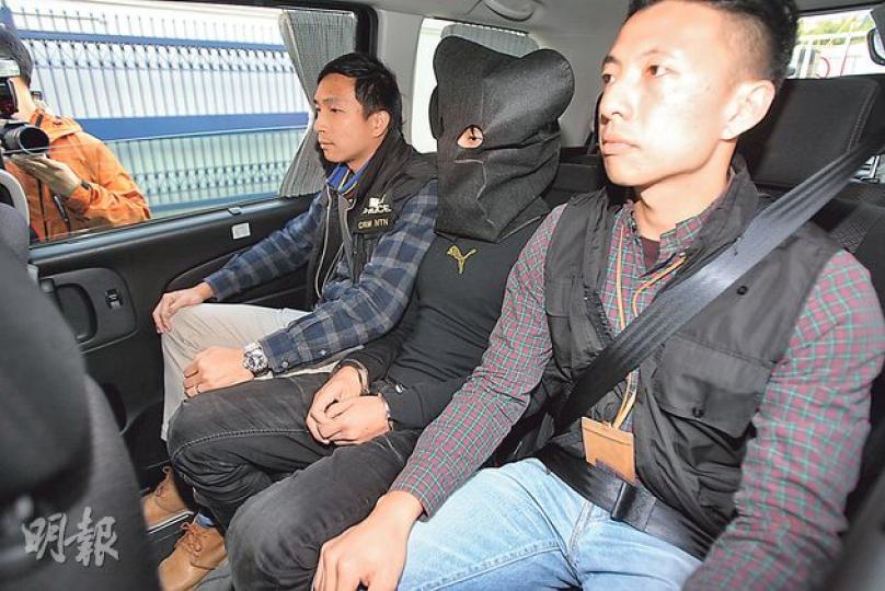 警方拘捕3名涉嫌響應號召企圖縱火青年,昨日探員逐一將被捕青年蒙頭戴上手銬押返寓所搜查。(伍浦鋒攝)警方搜出大批證物,包括打火石、火柴、摺刀、地圖等,以及寫有「香港建國」、「華夏復興」等「揮春」及標語。(伍浦鋒攝) 警方拘捕3名涉嫌響應號召企圖縱火青年,昨日探員逐一將被捕青年蒙頭戴上手銬押返寓所搜查。(伍浦鋒攝)警方搜出大批證物,包括打火石、火柴、摺刀、地圖等,以及寫有「香港建國」、「華夏復興」等「揮春」及標語。(伍浦鋒攝)