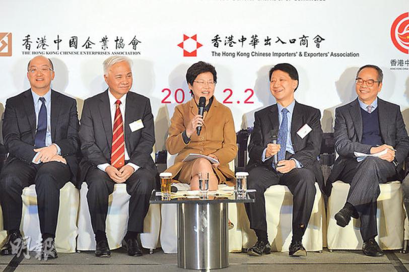 政務司長林鄭月娥(中)昨出席工商界政制發展諮詢論壇時向商界保證,政府不會在沒有基礎下,為通過政改而與政黨作任何交易。圖左起為政制及內地事務局長譚志源、中華總商會會長楊釗、林鄭月娥、總商會主席彭耀佳及政制及內地事務局副局長劉江華。(葉家豪攝)(明報製圖) 政務司長林鄭月娥(中)昨出席工商界政制發展諮詢論壇時向商界保證,政府不會在沒有基礎下,為通過政改而與政黨作任何交易。圖左起為政制及內地事務局長譚志源、中華總商會會長楊釗、林鄭月娥、總商會主席彭耀佳及政制及內地事務局副局長劉江華。(葉家豪攝)(明報製圖)