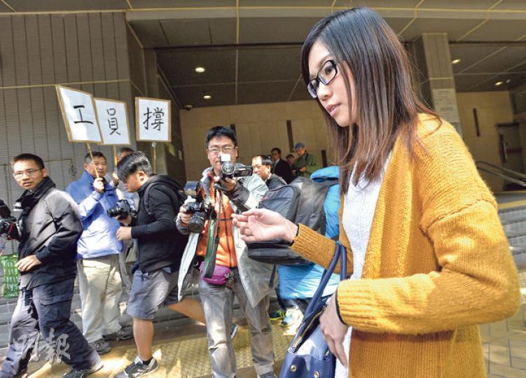 原追討約10萬元欠薪的亞視新聞部前女記者李靜愉(右),與亞視代表於庭外商討約1小時,最終達成保密的和解協議。(余俊亮攝) 原追討約10萬元欠薪的亞視新聞部前女記者李靜愉(右),與亞視代表於庭外商討約1小時,最終達成保密的和解協議。(余俊亮攝)