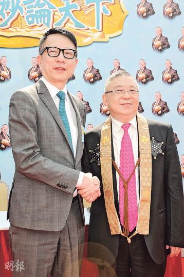李居明(右)為亞視主持全新節目《李居明妙論天下》,昨日與亞視執行董事葉家寶(左)出席啟播記者會。(攝影/記者:梁榮達)亞視旗幟錯用了白色底,被李居明直斥扯白旗代表投降。(攝影/記者:梁榮達)亞視大堂的中央樓梯已用布景板遮擋。(攝影/記者:梁榮達) 李居明(右)為亞視主持全新節目《李居明妙論天下》,昨日與亞視執行董事葉家寶(左)出席啟播記者會。(攝影/記者:梁榮達)亞視旗幟錯用了白色底,被李居明直斥扯白旗代表投降。(攝影/記者:梁榮達)亞視大堂的中央樓梯已用布景板遮擋。(攝影/記者:梁榮達)
