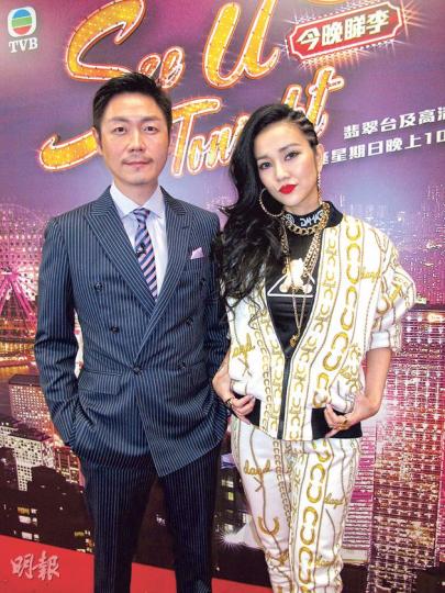 李思捷(左)為網民的投訴解畫,又感批評抄襲是讚賞他達國際級,謝安琪(右)為昨晚錄影嘉賓之一。(攝影/記者:鍾一虹) 李思捷(左)為網民的投訴解畫,又感批評抄襲是讚賞他達國際級,謝安琪(右)為昨晚錄影嘉賓之一。(攝影/記者:鍾一虹)