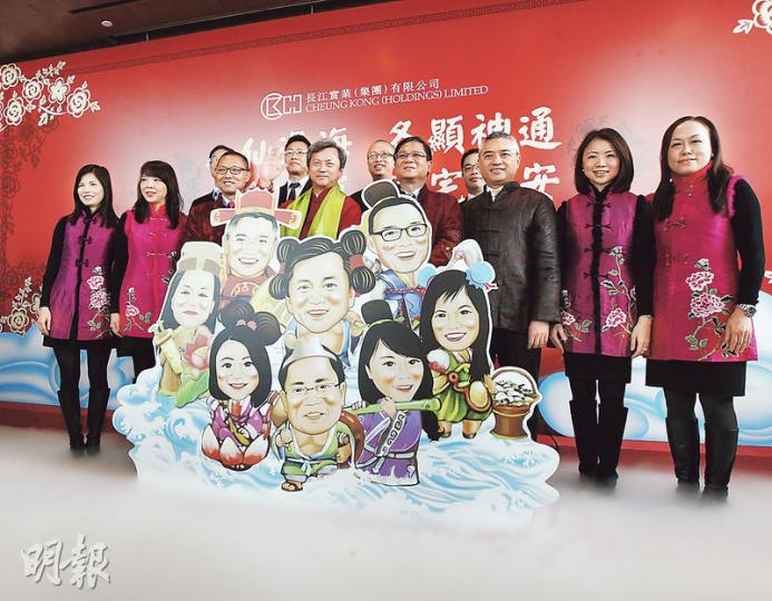長實正式公布今年推盤大計,集團執行董事趙國雄(前排左四載領巾者)與一眾營業部高層向傳媒介紹樓盤特色,並以八仙卡通公仔,展示營業部八位高層的Q版形象。(李紹昌攝) 長實正式公布今年推盤大計,集團執行董事趙國雄(前排左四載領巾者)與一眾營業部高層向傳媒介紹樓盤特色,並以八仙卡通公仔,展示營業部八位高層的Q版形象。(李紹昌攝)