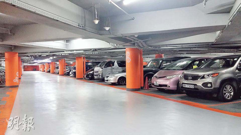 投資者林子峰繼早前拆售東熹苑車位後,市傳有意拆售華貴邨300餘個車位,入場費料約60萬元。(明報記者攝) 投資者林子峰繼早前拆售東熹苑車位後,市傳有意拆售華貴邨300餘個車位,入場費料約60萬元。(明報記者攝)