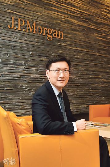 摩根資產管理亞洲定息部主管及董事總經理張冠邦表示,油價下跌會令原材料公司在營運上或貸款上較困難,選擇債券時應避開此類別。(陳淑安攝) 摩根資產管理亞洲定息部主管及董事總經理張冠邦表示,油價下跌會令原材料公司在營運上或貸款上較困難,選擇債券時應避開此類別。(陳淑安攝)