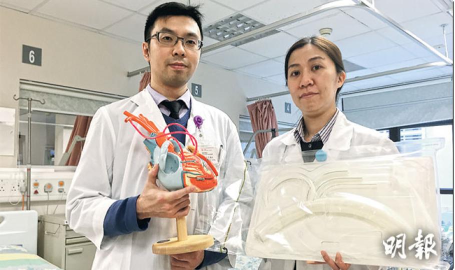瑪麗醫院心胸外科在前日早上至昨晨24小時內做了5宗主動脈撕裂緊急手術,該部門顧問醫生陳泰良(左)稱,此病多數因血壓飈升所致,另一顧問醫生何嘉麗(右)指手術會替患者換上她手持的纖維製人工血管。(梁杏怡攝)(明報製圖) 瑪麗醫院心胸外科在前日早上至昨晨24小時內做了5宗主動脈撕裂緊急手術,該部門顧問醫生陳泰良(左)稱,此病多數因血壓飈升所致,另一顧問醫生何嘉麗(右)指手術會替患者換上她手持的纖維製人工血管。(梁杏怡攝)(明報製圖)