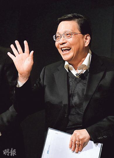 運房局長張炳良出席青協活動同200幾名青年對談,問到佢會唔會選下屆特首,佢話現時目標係完成問責局長嘅5年任期。(劉焌陶攝) 運房局長張炳良出席青協活動同200幾名青年對談,問到佢會唔會選下屆特首,佢話現時目標係完成問責局長嘅5年任期。(劉焌陶攝)
