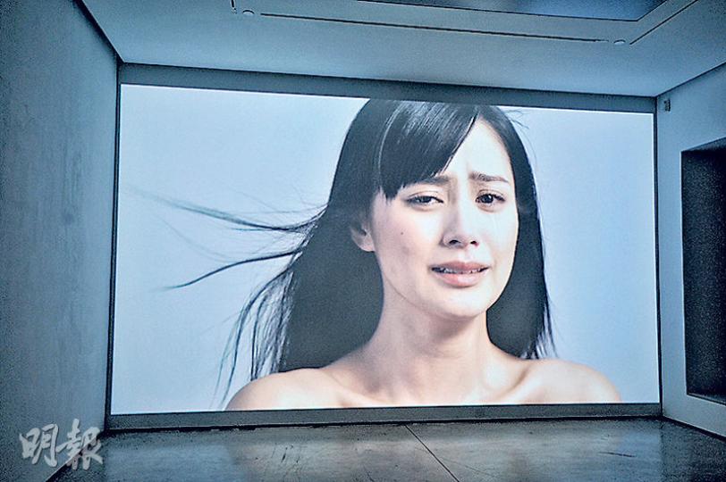 中國藝術家蔣志幾年前邀請阿嬌拍攝短片,鏡頭中嘅阿嬌頭髮微微吹起,喺長約8分鐘嘅短片內,由微笑變成落淚。(胡景禧攝) 中國藝術家蔣志幾年前邀請阿嬌拍攝短片,鏡頭中嘅阿嬌頭髮微微吹起,喺長約8分鐘嘅短片內,由微笑變成落淚。(胡景禧攝)