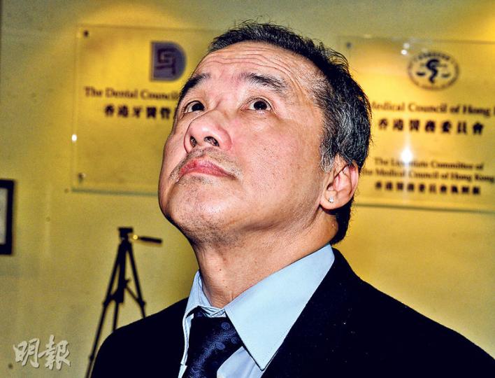 63歲外科專科醫生曾伯豪,因沒有就19種危險藥物填寫藥物登記冊,昨被醫委會除牌兩個月,緩刑一年。(劉焌陶攝) 63歲外科專科醫生曾伯豪,因沒有就19種危險藥物填寫藥物登記冊,昨被醫委會除牌兩個月,緩刑一年。(劉焌陶攝)