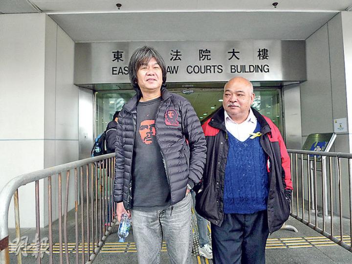 梁國雄(左)在案件押後前曾詢問可否缺席,以便他趕回立法會開會,但裁判官表示無權這樣做,未能答應。右為曾健成。(何偉畧攝) 梁國雄(左)在案件押後前曾詢問可否缺席,以便他趕回立法會開會,但裁判官表示無權這樣做,未能答應。右為曾健成。(何偉畧攝)