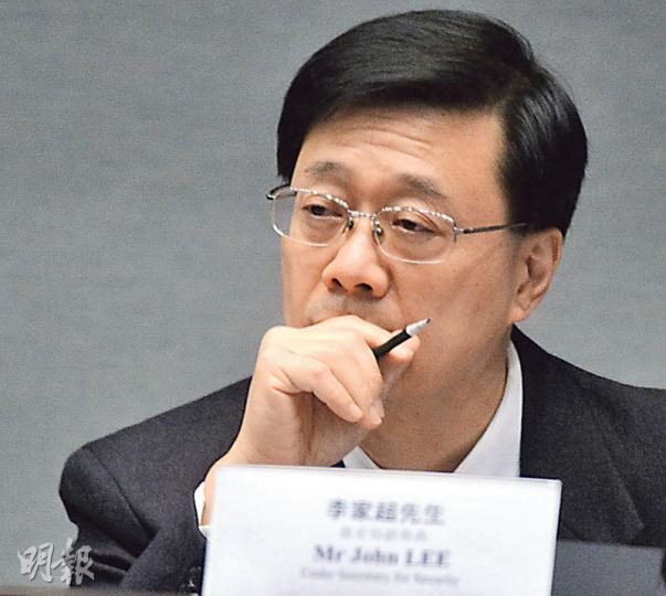 立法會保安事務委員會昨續議政府擬更換新一代智能身分證事宜,保安局副局長李家超(圖)全程未有發言回應,主席葉國謙即付諸表決,通過原則上不反對把議程交予財委會討論。(劉焌陶攝) 立法會保安事務委員會昨續議政府擬更換新一代智能身分證事宜,保安局副局長李家超(圖)全程未有發言回應,主席葉國謙即付諸表決,通過原則上不反對把議程交予財委會討論。(劉焌陶攝)
