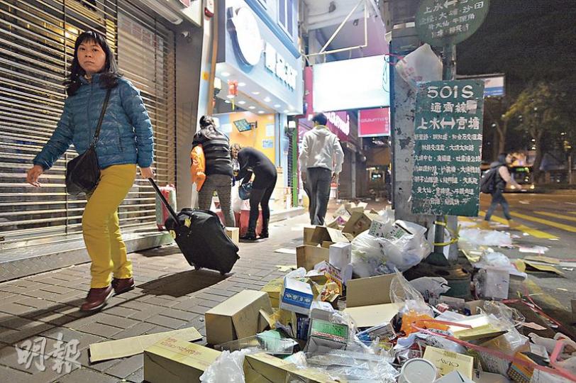 上水墟是內地旅客最熱門的購物點,零售店舖日間擠滿顧客,不少旅客會在舖外執拾「戰利品」,包裝盒隨手丟棄,到了晚上,路邊放滿垃圾待清理。(鄧宗弘攝)鄰近深圳的上水區,一向是內地旅客購物熱點,昨日上水港鐵站往羅湖方向的月台有大量旅客攜帶行李候車。(衛永康攝) 上水墟是內地旅客最熱門的購物點,零售店舖日間擠滿顧客,不少旅客會在舖外執拾「戰利品」,包裝盒隨手丟棄,到了晚上,路邊放滿垃圾待清理。(鄧宗弘攝)鄰近深圳的上水區,一向是內地旅客購物熱點,昨日上水港鐵站往羅湖方向的月台有大量旅客攜帶行李候車。(衛永康攝)