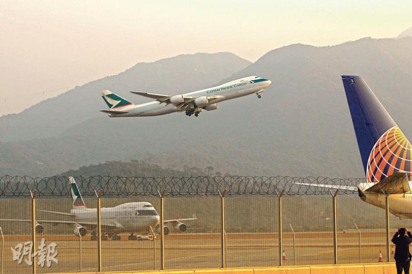 香港國際機場面臨飽和,機管局計劃最快明年展開造價逾千億的第三跑道工程,現正研究融資方案,政府計劃每年免收機管局逾50億元花紅,作為支持成本方案。(林俊源攝)立法會交通事務委員會6名議員在路政署人員陪同下視察港珠澳大橋香港口岸填海工程,委員會主席田北辰(右三)視察後關注屯門至赤鱲角連接路北段隧道或會超支。(林俊源攝) 香港國際機場面臨飽和,機管局計劃最快明年展開造價逾千億的第三跑道工程,現正研究融資方案,政府計劃每年免收機管局逾50億元花紅,作為支持成本方案。(林俊源攝)立法會交通事務委員會6名議員在路政署人員陪同下視察港珠澳大橋香港口岸填海工程,委員會主席田北辰(右三)視察後關注屯門至赤鱲角連接路北段隧道或會超支。(林俊源攝)
