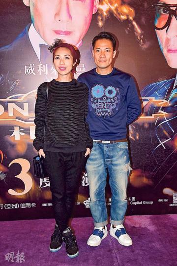 楊千嬅跟老公丁子高拍拖睇《杜老誌》。(攝影﹕娛樂組) 楊千嬅跟老公丁子高拍拖睇《杜老誌》。(攝影﹕娛樂組)