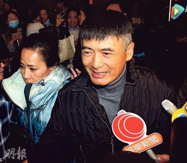 周潤發到場引起眾人舉手機「圍捕」發哥,發嫂唯有躲在老公後面。(攝影:梁迺楠)梁朝偉媽咪也捧新抱劉嘉玲場。(攝影:梁迺楠)吳君如對舞台劇也有興趣說要偷師。(攝影:梁迺楠) 周潤發到場引起眾人舉手機「圍捕」發哥,發嫂唯有躲在老公後面。(攝影:梁迺楠)梁朝偉媽咪也捧新抱劉嘉玲場。(攝影:梁迺楠)吳君如對舞台劇也有興趣說要偷師。(攝影:梁迺楠)