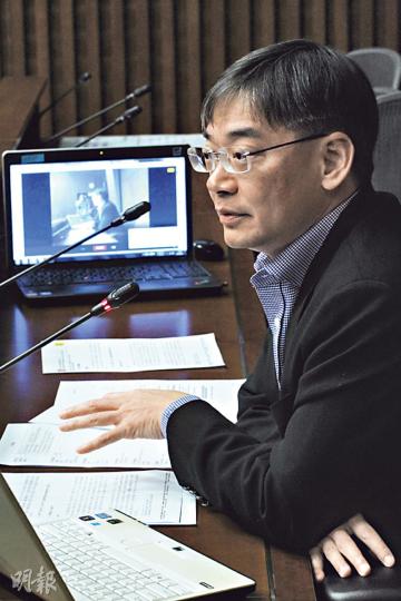 醫學界立法會議員梁家騮昨公布醫學界政改民調結果,結果反映55.1%受訪者認為應否決人大常委8.31框架下的政改方案。梁家騮表明,會按業界取向投票。(郭慶輝攝) 醫學界立法會議員梁家騮昨公布醫學界政改民調結果,結果反映55.1%受訪者認為應否決人大常委8.31框架下的政改方案。梁家騮表明,會按業界取向投票。(郭慶輝攝)