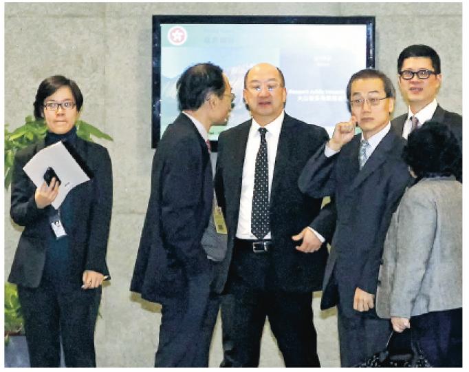 政務司長林鄭月娥和政制及內地事務局長譚志源(左三)昨會見一班學者和智庫成員,討論政改。與會者之一、港大經濟學講座教授王于漸表示,會上司局長未有就13學者方案表態。(郭慶輝攝) 政務司長林鄭月娥和政制及內地事務局長譚志源(左三)昨會見一班學者和智庫成員,討論政改。與會者之一、港大經濟學講座教授王于漸表示,會上司局長未有就13學者方案表態。(郭慶輝攝)