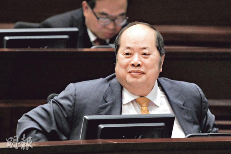 經民聯張華峰噚日為個仔問加入香港青少年軍有無體重限制,原來佢想個仔減肥,真係用心良苦。(郭慶輝攝) 經民聯張華峰噚日為個仔問加入香港青少年軍有無體重限制,原來佢想個仔減肥,真係用心良苦。(郭慶輝攝)