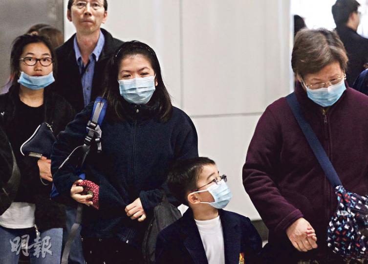 流感1個月奪去逾百生命,專家提醒長期病患等高風險人士到人多地方可戴口罩自保,昨放工時間的金鐘有不少人戴口罩,有藥房表示最近口罩銷量上升一倍。(郭慶輝攝) 流感1個月奪去逾百生命,專家提醒長期病患等高風險人士到人多地方可戴口罩自保,昨放工時間的金鐘有不少人戴口罩,有藥房表示最近口罩銷量上升一倍。(郭慶輝攝)
