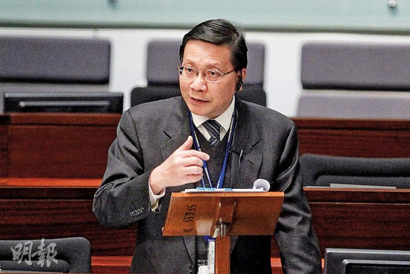 運輸及房屋局長昨於立法會回應議員質詢時表示,機場三跑道系統關乎本港作為全球交通樞紐的地位,重申擴建第三跑是刻不容緩。(郭慶輝攝) 運輸及房屋局長昨於立法會回應議員質詢時表示,機場三跑道系統關乎本港作為全球交通樞紐的地位,重申擴建第三跑是刻不容緩。(郭慶輝攝)