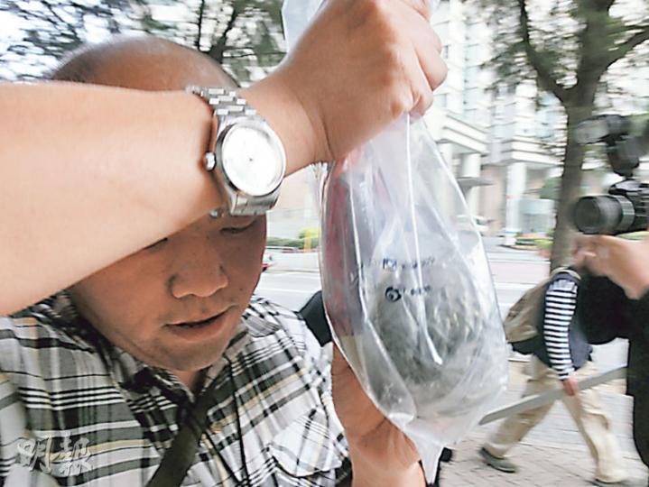 否認虐貓之的士司機王澤能(圖),昨於庭上與到場旁聽的愛護動物人士互相怒目而視。圖為他離開法庭時情况。(張梓鈴攝) 否認虐貓之的士司機王澤能(圖),昨於庭上與到場旁聽的愛護動物人士互相怒目而視。圖為他離開法庭時情况。(張梓鈴攝)