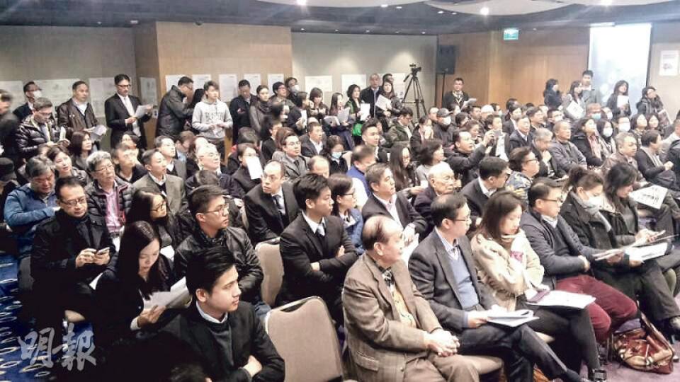 昨日產業署拍賣10個豪宅物業,吸引大批準買家到場,最後全數沽清。(林尚民攝) 昨日產業署拍賣10個豪宅物業,吸引大批準買家到場,最後全數沽清。(林尚民攝)