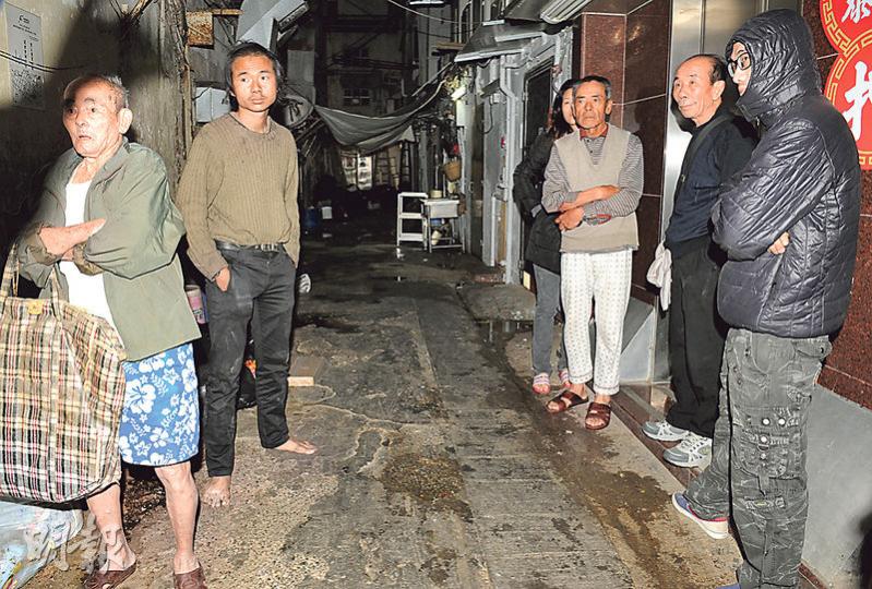 火警發生於清晨5時許,不少市民在睡夢中驚醒倉卒逃生,其中容先生(左二)赤腳逃生,沿途高呼:「耶穌救我!」(蔡方山攝) 火警發生於清晨5時許,不少市民在睡夢中驚醒倉卒逃生,其中容先生(左二)赤腳逃生,沿途高呼:「耶穌救我!」(蔡方山攝)