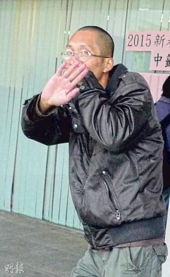被告劉華清（圖）中午步出法庭時發現記者拍攝，曾舉手掩嘴、遮蓋額頭，露出雙眼，不久發出笑聲稱「夠喇夠喇」。裁判官於審訊時容許他坐下，但他堅持站立應審。（何偉畧攝）