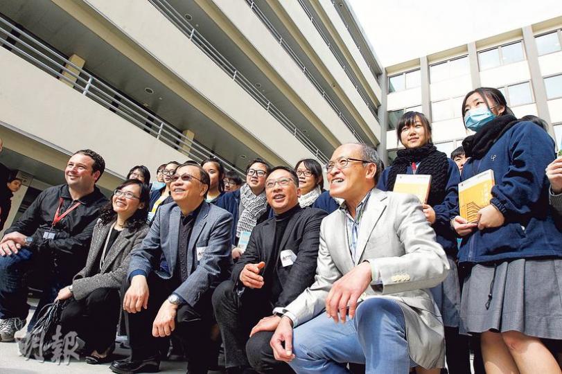 律政司長袁國強(前排右二)噚日去深水埗參觀活化後嘅美荷樓,同中學生交流,建議佢哋多睇實體書,「就算睇次文化書、八卦周刊都冇壞處,都可以接收到唔同資訊」。(李紹昌攝) 律政司長袁國強(前排右二)噚日去深水埗參觀活化後嘅美荷樓,同中學生交流,建議佢哋多睇實體書,「就算睇次文化書、八卦周刊都冇壞處,都可以接收到唔同資訊」。(李紹昌攝)