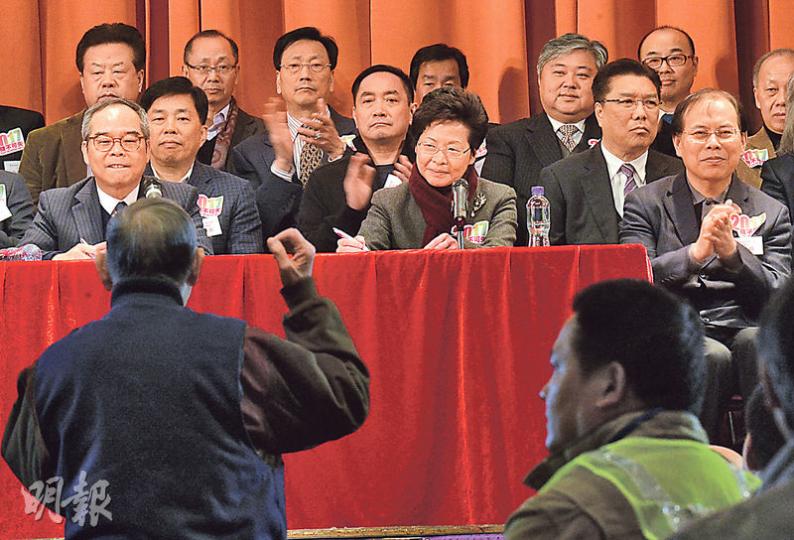 政務司長林鄭月娥（前排中）、政制及內地事務局副局長劉江華（前排左）昨日出席地區諮詢會。林太呼籲市民積極參與關於政改的民調，或簽名活動，反映意見。（劉焌陶攝）