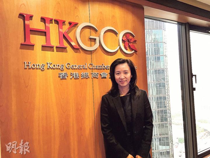 總商會總裁袁莎妮(圖)昨與傳媒會面,開腔促請立法會議員結束不合作運動,盡快通過創科局撥款申請,又關注工程撥款審批進度緩慢,認為問題會陸續浮現,隨時令建築工人無工開。(何曉勤攝) 總商會總裁袁莎妮(圖)昨與傳媒會面,開腔促請立法會議員結束不合作運動,盡快通過創科局撥款申請,又關注工程撥款審批進度緩慢,認為問題會陸續浮現,隨時令建築工人無工開。(何曉勤攝)