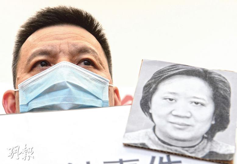 DR事件中死者陳宛琳的丈夫楊先生(左)及女兒楊小姐昨見傳媒,回應警方落案起訴涉案者。圖為楊先生手持亡妻陳宛琳的照片會見記者。(劉焌陶攝) DR事件中死者陳宛琳的丈夫楊先生(左)及女兒楊小姐昨見傳媒,回應警方落案起訴涉案者。圖為楊先生手持亡妻陳宛琳的照片會見記者。(劉焌陶攝)