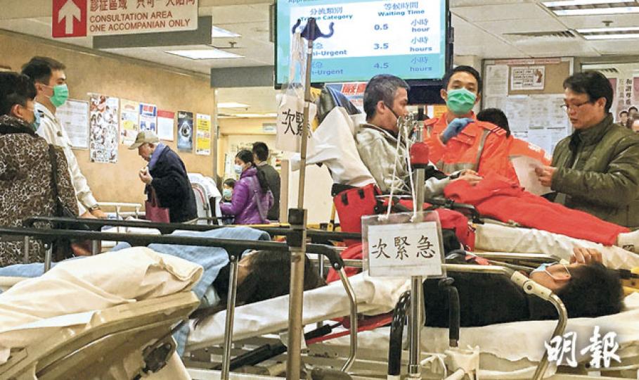 在流感高峰下，伊利沙伯醫院急症室擠滿病人，上月每日求診人次達550人，高峰更有逾600人，次緊急病人半數要等逾2.6小時。（林俊源攝）