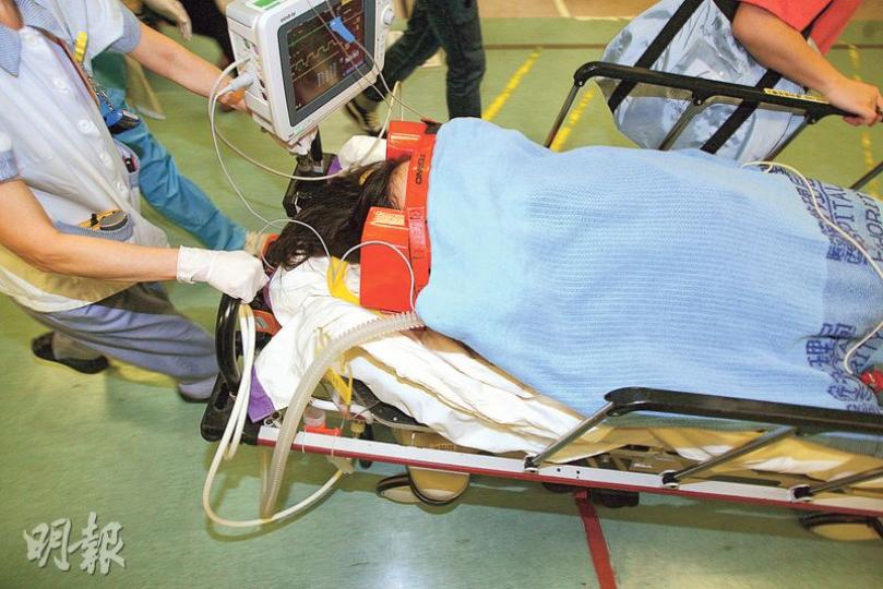 在家上吊尋死獲救的16歲女學生，送院後一直昏迷，需送入深切治療部留醫，暫保性命。（伍浦鋒攝）