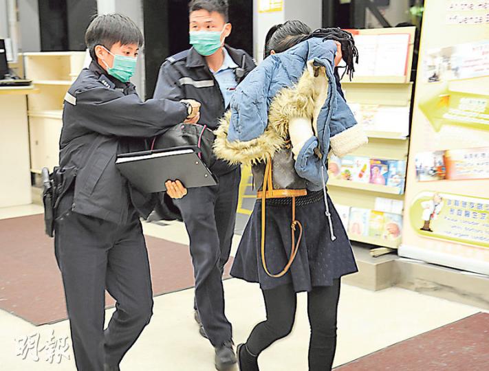 被捕女子曾以LV手袋當武器擊向前男友頭部，她在爭執中被推跌，送院時仍孭着手袋。（蔡方山攝）