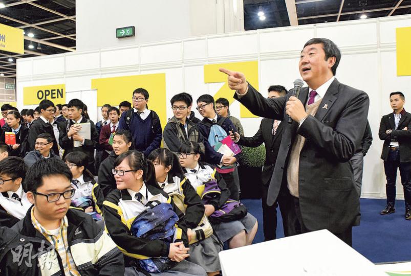 中大校長沈祖堯昨出席會展教育及職業博覽講座,向在場約300名師生和家長分享經歷。有家長問到如何評價現時大學生,沈認為當代大學生在生活環境或強項,與上一代很不同,認為社會不應「一竹篙打一船人」。(陳淑安攝) 中大校長沈祖堯昨出席會展教育及職業博覽講座,向在場約300名師生和家長分享經歷。有家長問到如何評價現時大學生,沈認為當代大學生在生活環境或強項,與上一代很不同,認為社會不應「一竹篙打一船人」。(陳淑安攝)