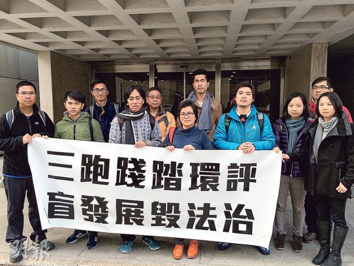 土地正義聯盟成員譚棨禧(前排左三)及東涌居民兼保育人士何來(前排左四),不滿環保署批准機場第三條跑道工程的環評報告及批出環境許可證,昨由多個環保團體成員陪同到高院申請司法覆核。(黃建邦攝) 土地正義聯盟成員譚棨禧(前排左三)及東涌居民兼保育人士何來(前排左四),不滿環保署批准機場第三條跑道工程的環評報告及批出環境許可證,昨由多個環保團體成員陪同到高院申請司法覆核。(黃建邦攝)