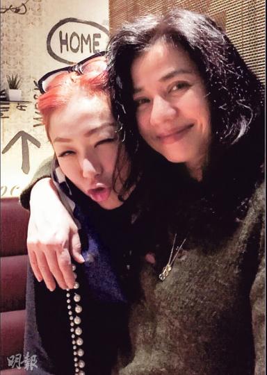 兩女神鍾楚紅（右）與鄭秀文攬着合照。（微博圖片）