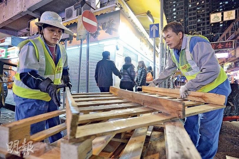 上水石湖墟垃圾站的清潔工日以繼夜清理街道上的垃圾和卡板,但垃圾仍然堆積如山,影響市容和衛生(鄧宗弘攝) 上水石湖墟垃圾站的清潔工日以繼夜清理街道上的垃圾和卡板,但垃圾仍然堆積如山,影響市容和衛生(鄧宗弘攝)