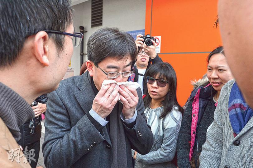 食物及衛生局長高永文昨早與民建聯成員到石硤尾邨向居民派發預防流感的健康包,其間他流鼻水,即時用紙巾清理。(鄧宗弘攝) 食物及衛生局長高永文昨早與民建聯成員到石硤尾邨向居民派發預防流感的健康包,其間他流鼻水,即時用紙巾清理。(鄧宗弘攝)