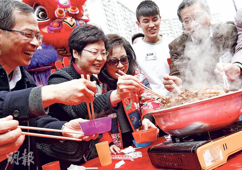 立法會主席曾鈺成(左一)、政務司長林鄭月娥(左二)昨與青協總幹事王䓪鳴(左三),及運房局長張炳良(右一),一同出席青協「鄰舍團年飯」活動,宣揚鄰舍互助精神。林太於活動後未有正面回應是否杯葛民主黨月底黨慶活動。(李紹昌攝) 立法會主席曾鈺成(左一)、政務司長林鄭月娥(左二)昨與青協總幹事王䓪鳴(左三),及運房局長張炳良(右一),一同出席青協「鄰舍團年飯」活動,宣揚鄰舍互助精神。林太於活動後未有正面回應是否杯葛民主黨月底黨慶活動。(李紹昌攝)