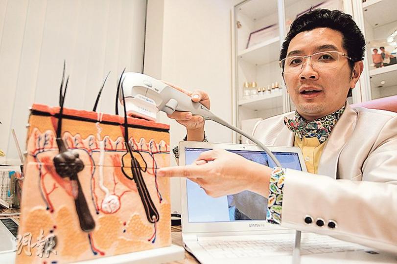 香港醫療美容醫生協會會董江正本醫生稱,HIFU儀器(其手持者)操作原理雖簡單,但因每個求診者的皮膚狀况不同,如由非專業醫生操作,容易出現失誤,一旦傷及皮膚底層組織,恐留下永久疤痕。(郭慶輝攝) 香港醫療美容醫生協會會董江正本醫生稱,HIFU儀器(其手持者)操作原理雖簡單,但因每個求診者的皮膚狀况不同,如由非專業醫生操作,容易出現失誤,一旦傷及皮膚底層組織,恐留下永久疤痕。(郭慶輝攝)