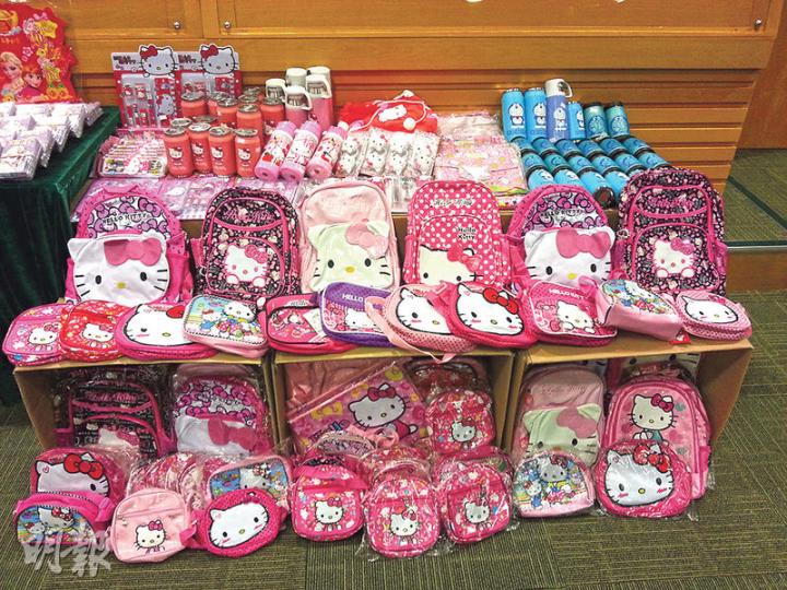 海關檢獲大批Hello Kitty精品,其中部分貨品手工粗糙,有背包上的Hello Kitty造型明顯「走樣」。 (衛永康攝)大受兒童歡迎的電影《魔雪奇緣》侵權年貨極多,貨品包括正版沒有出產的衣物,如內褲等。(衛永康攝) 海關檢獲大批Hello Kitty精品,其中部分貨品手工粗糙,有背包上的Hello Kitty造型明顯「走樣」。 (衛永康攝)大受兒童歡迎的電影《魔雪奇緣》侵權年貨極多,貨品包括正版沒有出產的衣物,如內褲等。(衛永康攝)