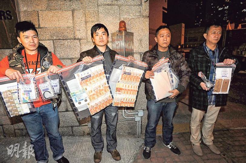 20歲青年涉嫌透過社交程式認識同性友人後,訛稱可以把高價黃金轉手圖利,向4名受害人共騙取510萬元,警方拘捕涉案青年後檢獲現金、手機及電腦等證物,呼籲未報案受害人盡快與警方聯絡。(樊銳昌攝) 20歲青年涉嫌透過社交程式認識同性友人後,訛稱可以把高價黃金轉手圖利,向4名受害人共騙取510萬元,警方拘捕涉案青年後檢獲現金、手機及電腦等證物,呼籲未報案受害人盡快與警方聯絡。(樊銳昌攝)