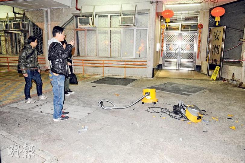 重約6公斤的圓桶型吸塵機由長安邨安潮樓高處墜落,着地後解體,警員到場拍照存檔時,又有長菜刀擲下,幸無人受傷。(蔡方山攝) 重約6公斤的圓桶型吸塵機由長安邨安潮樓高處墜落,着地後解體,警員到場拍照存檔時,又有長菜刀擲下,幸無人受傷。(蔡方山攝)