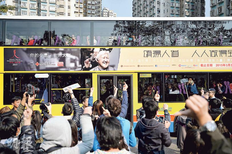 參加反水貨客遊行的巿民，在屯門B3X過境巴士站高叫「光復屯門」、「趕走水貨客」等口號，又向巴士上乘客高舉粗口手勢，有乘客亦「以牙還牙」。（盧翊銘攝）