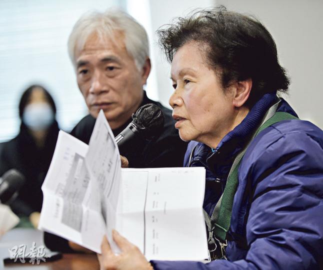 81歲陳太(右)稱,去年以300萬元7次購入比特幣,至今只取回180萬元,恐損失慘重。協助投資者的街工立法會議員梁耀忠(左)表示,周三將與投資者到灣仔警署報案。(余俊亮攝) 81歲陳太(右)稱,去年以300萬元7次購入比特幣,至今只取回180萬元,恐損失慘重。協助投資者的街工立法會議員梁耀忠(左)表示,周三將與投資者到灣仔警署報案。(余俊亮攝)