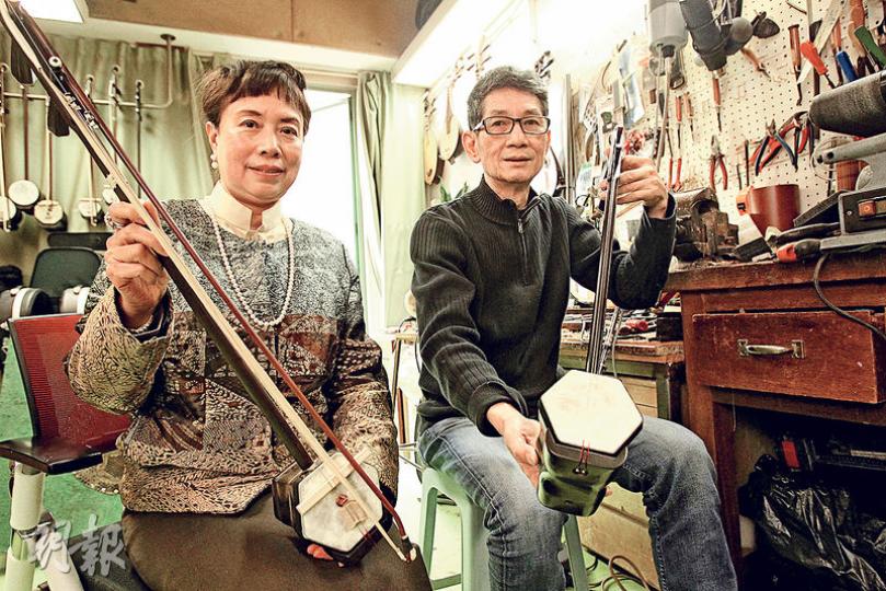 就3名首席樂師公開批評管理問題,中樂團理事會主席徐尉玲(左)表示,中樂團理事會成立特別委員會處理有關投訴;中樂團樂器研究改革主任阮仕春手持環保胡琴說,過去10年團員都有作表演後評價,對環保胡琴不是劣評如潮。(林俊源攝) 就3名首席樂師公開批評管理問題,中樂團理事會主席徐尉玲(左)表示,中樂團理事會成立特別委員會處理有關投訴;中樂團樂器研究改革主任阮仕春手持環保胡琴說,過去10年團員都有作表演後評價,對環保胡琴不是劣評如潮。(林俊源攝)